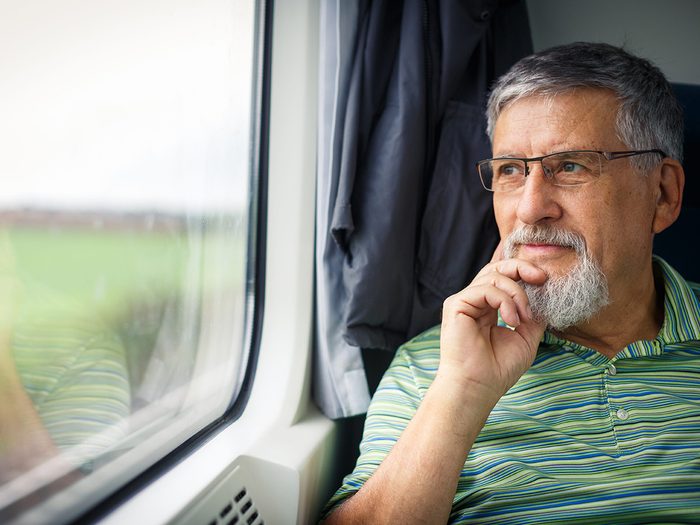 Discours intérieur négatif: un homme regarde par la fenêtre du train.