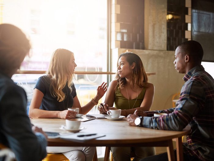 Discours intérieur négatif: un groupe d'amis discute à une table.
