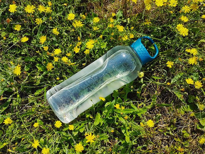 Canicule: une bouteille d'eau est sur la pelouse.