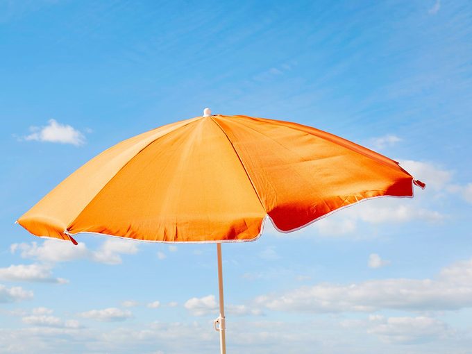 Canicule: un parasol orange.