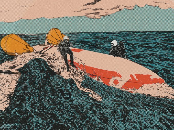Illustration de deux sauveteurs sur la coque d'un voilier renversé.