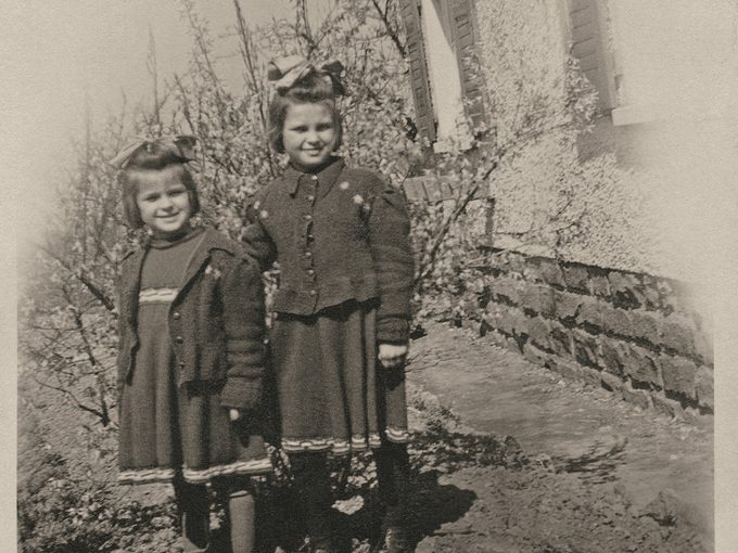 Tests ADN: À gauche, Vera, 11 ans, avec sa sœur Rosemarie, 13 ans.