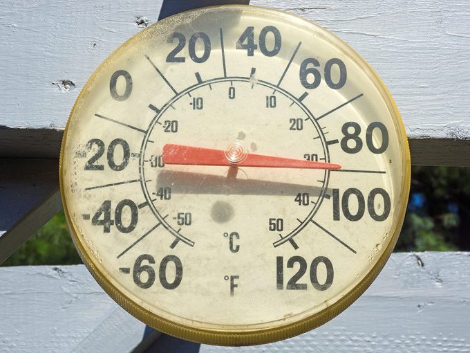 Canicule: un thermostat qui montre une température élevée.