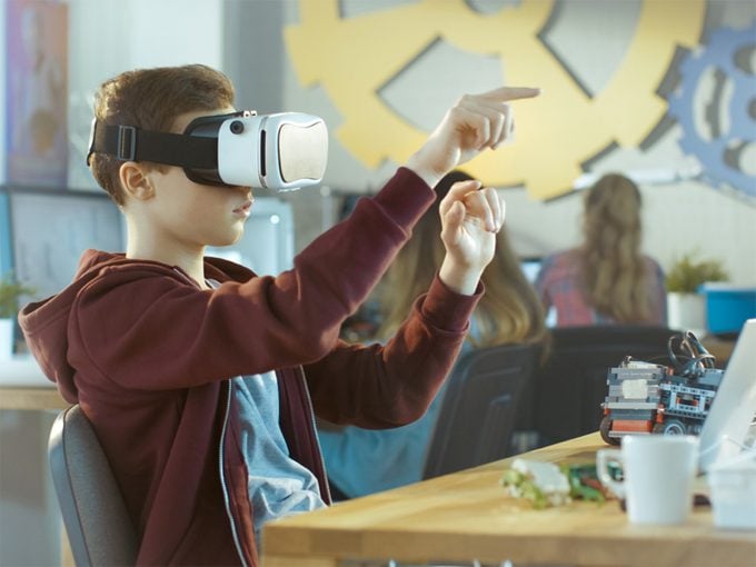Trouver un métier: un jeune garçon utilise un casque VR.