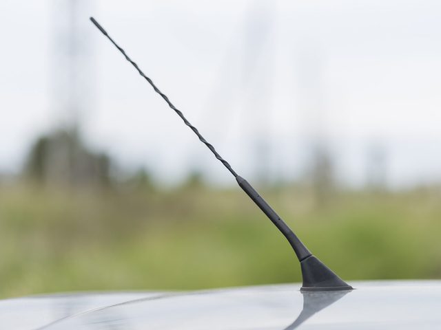Une antenne lectrique sur une voiture.