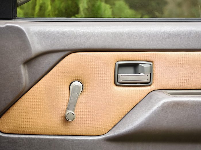 Une fenêtre manuelle dans une voiture: une des caractéristiques populaires qui n'existera plus.