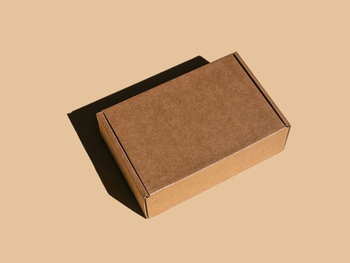 Objets à ne pas ranger sous le lit: des boîtes à carton.