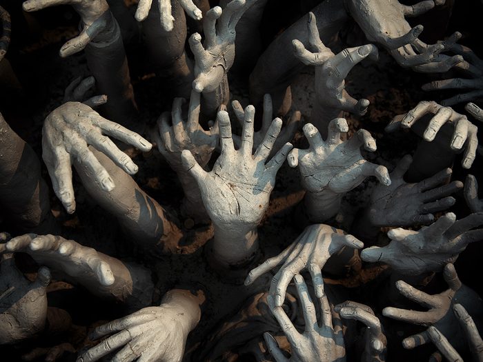 Des mains de zombie.