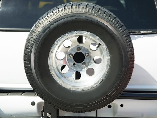 Un pneu de secours pour la voiture: une des caractristiques populaires qui n'existera plus.