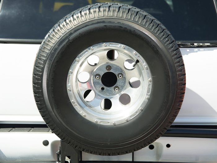 Un pneu de secours pour la voiture: une des caractéristiques populaires qui n'existera plus.