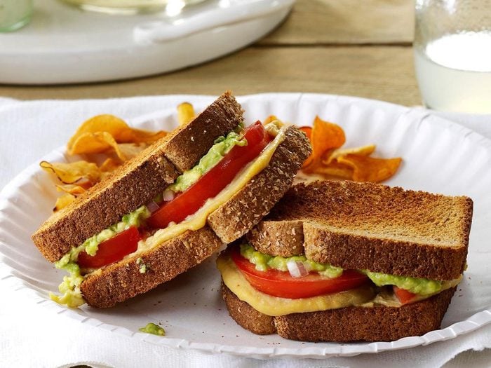 Recettes végétariennes: des sandwichs aux tomates et guacamole.