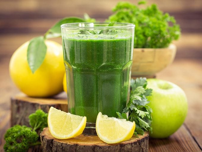 Poudre verte: un smoothie aux légumes verts.