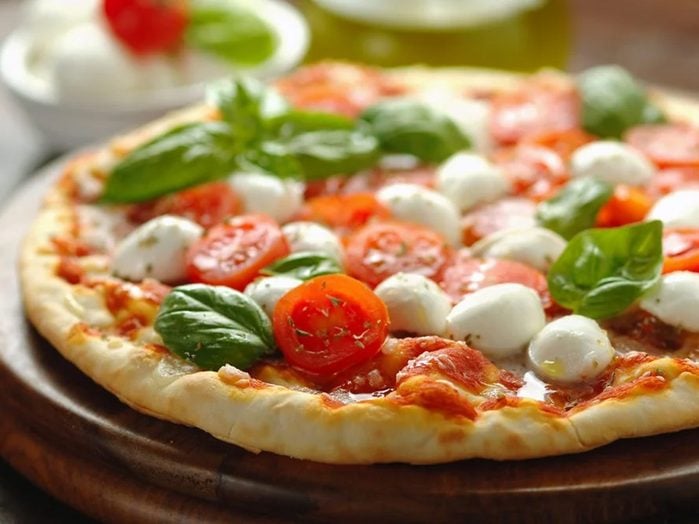 Recettes végétariennes: Une recette santé de pizza au bocconcini.