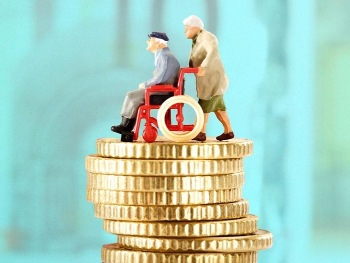 Planification de retraite: une figurine de personnes âgées sur de la monnaie.
