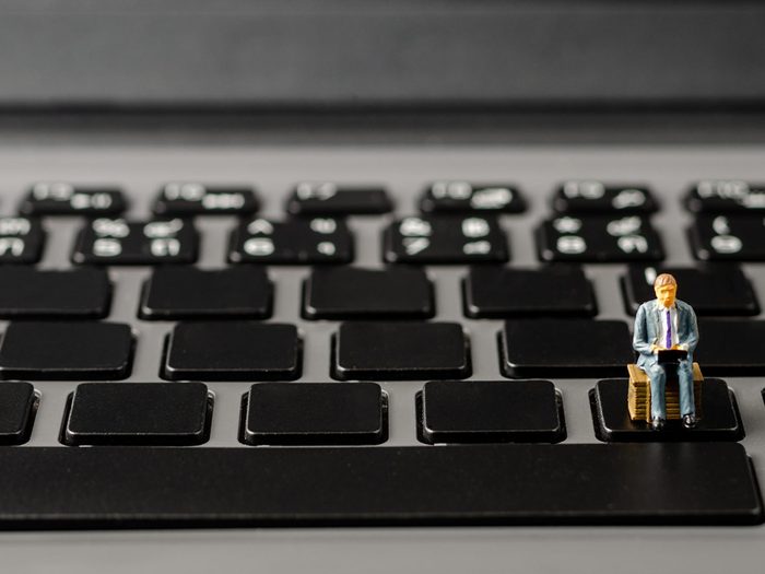 Durée de vie ordinateur portable: une figurine sur un clavier d'ordinateur.