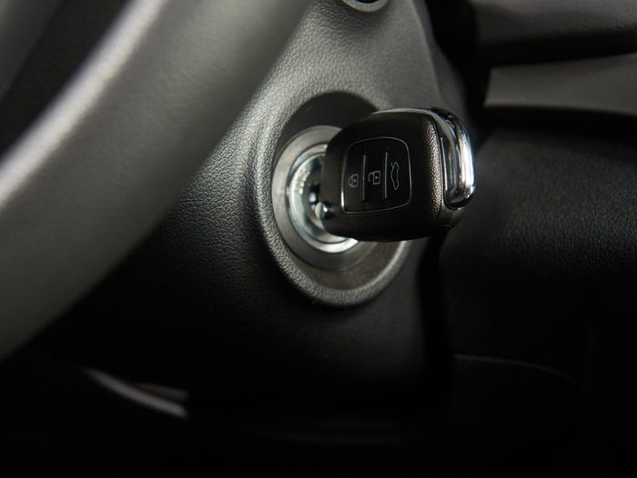 Une clé dans une voiture.