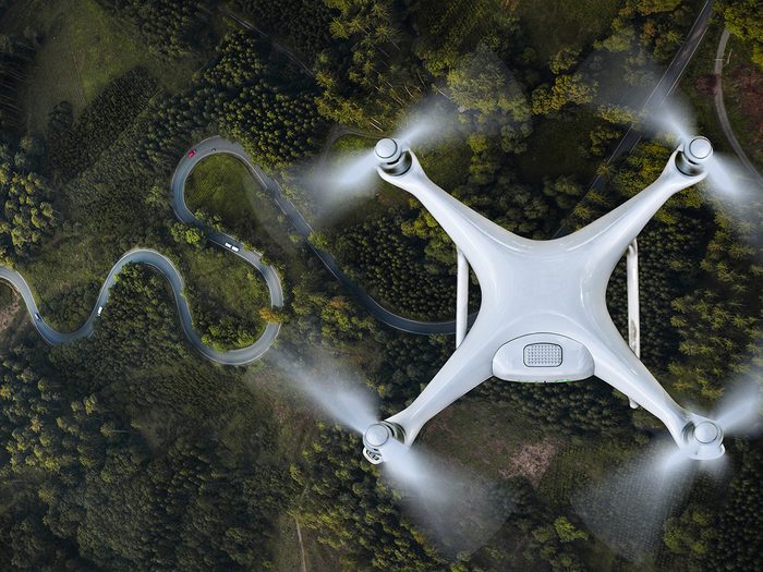 Un drone par-dessus une route.