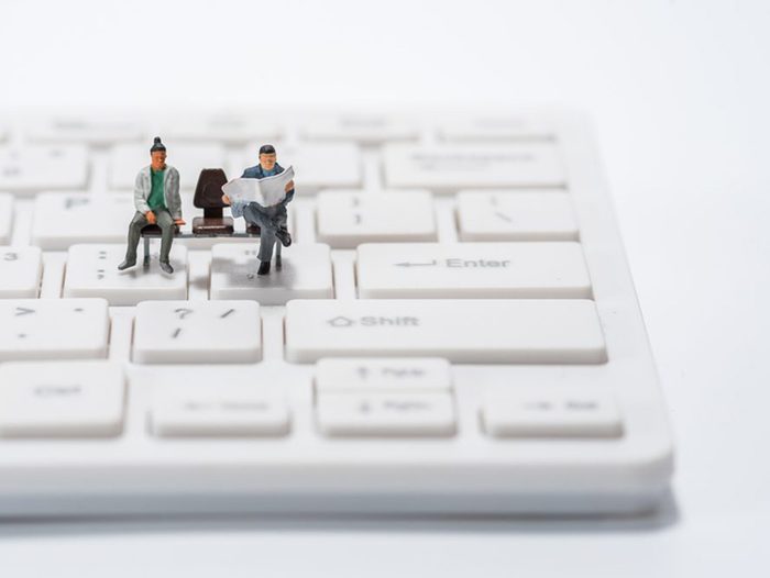 Des figurines sur un clavier.