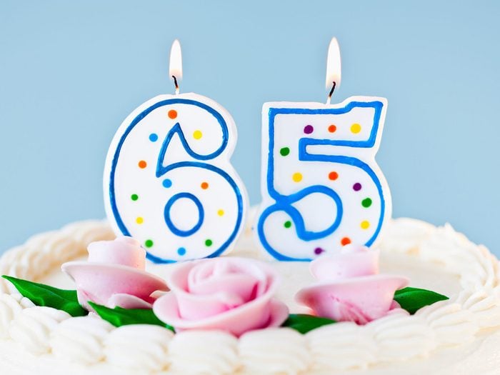 Planification de retraire: un gâteau avec des bougies "65".