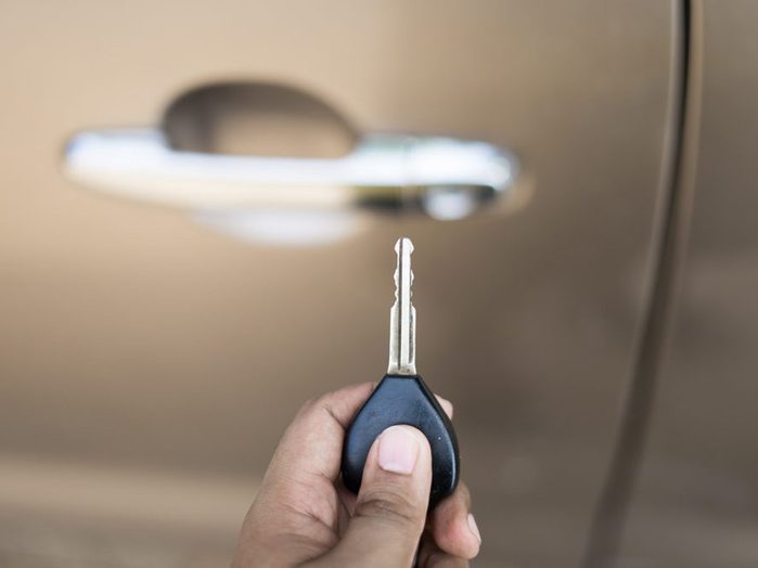 Plein essence: une personne tient la clé de sa voiture..