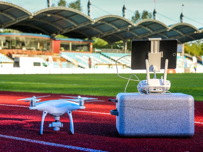 Un drone sur une piste de course.