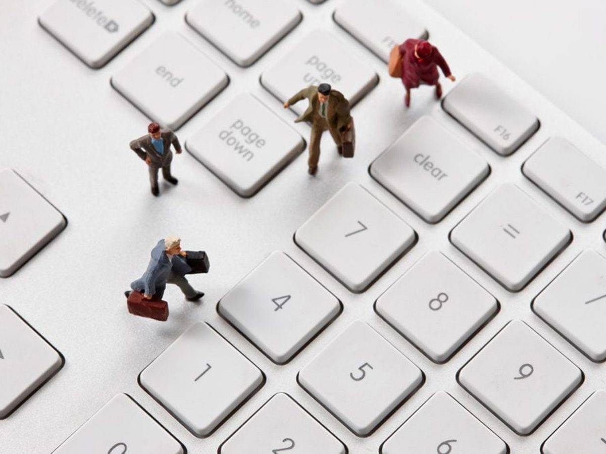 Dure de vie ordinateur portable: des figurines sur un clavier d'ordinateur.