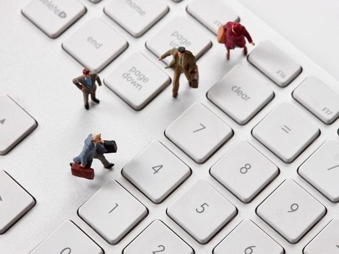 Durée de vie ordinateur portable: des figurines sur un clavier d'ordinateur.