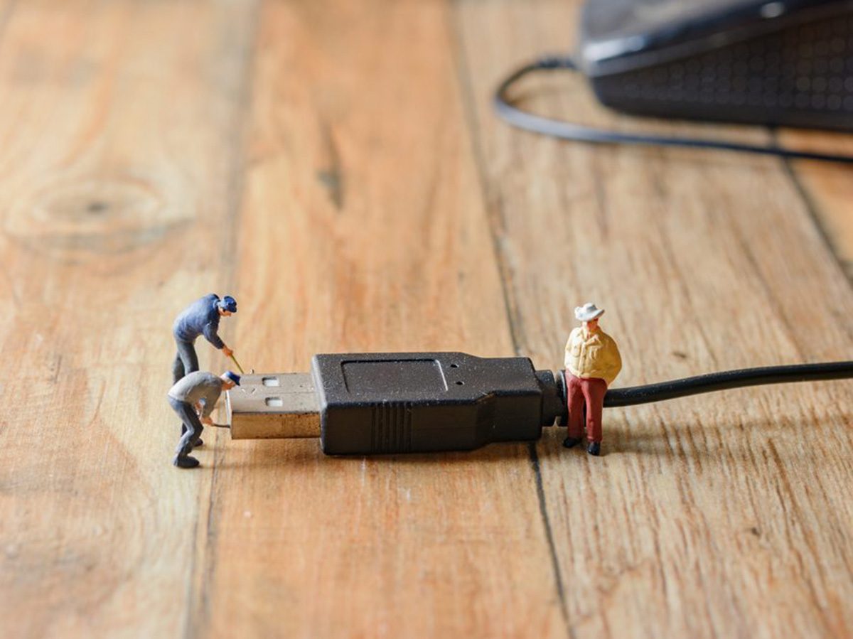 Dure de vie ordinateur portable: des figurines tiennent un fil.