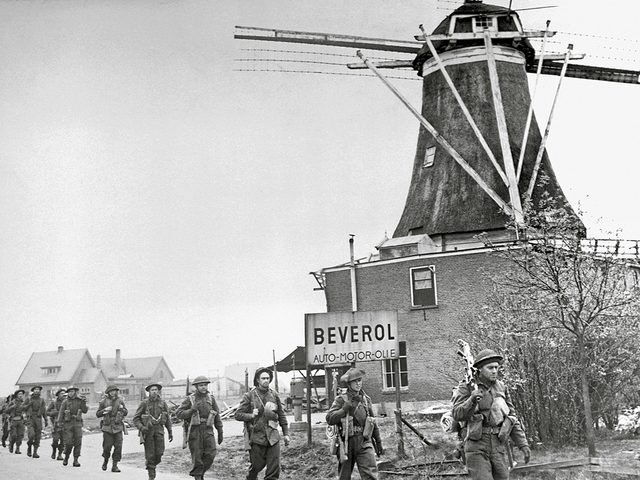 La nation se souvient: Linfanterie canadienne de Holten dans les Pays-Bas, juste avant la Libration.