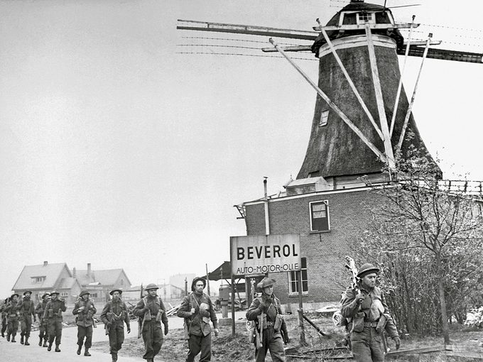 La nation se souvient: L’infanterie canadienne de Holten dans les Pays-Bas, juste avant la Libération.