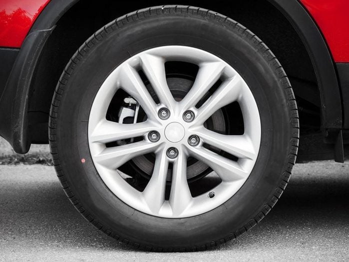 Photo: un pneu d'une voiture rouge.