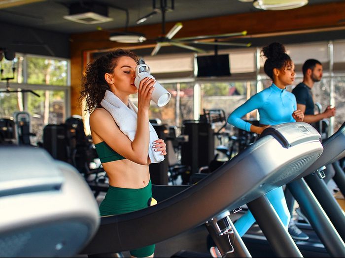 Mauvaises habitudes gym: une femme s'entraîne.