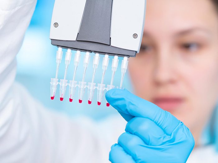 Tests génétiques: une femme dans un laboratoire.