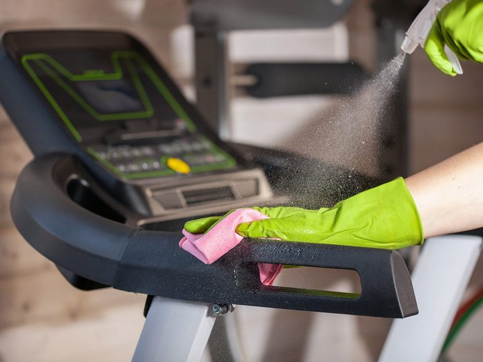 Mauvaises habitudes gym: ne pas nettoyer l'équipement après l'emploi.