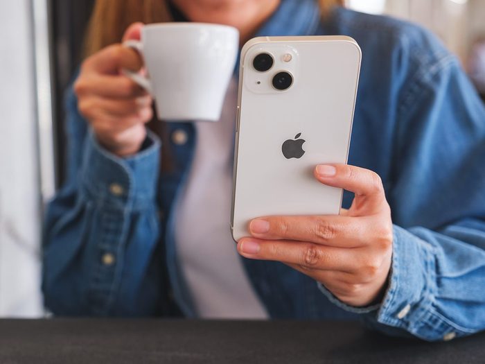 Astuces iPhone: un homme tient son téléphone dans les mains.