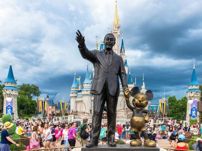 Une statue de Walt Disney et Mickey Mouse.
