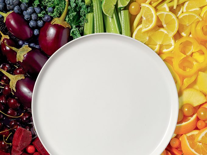 Idées reçues alimentation: une assiette entourée de fruits et de légumes.