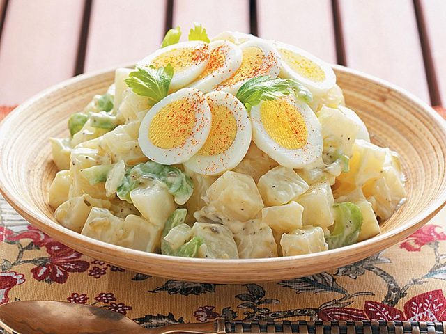 repas de nol d autrefois: une salade de pommes de terre.