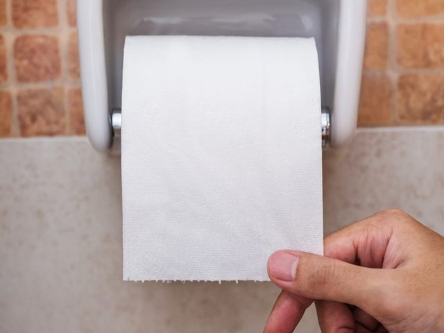 Se laver les mains: du papier toilette.