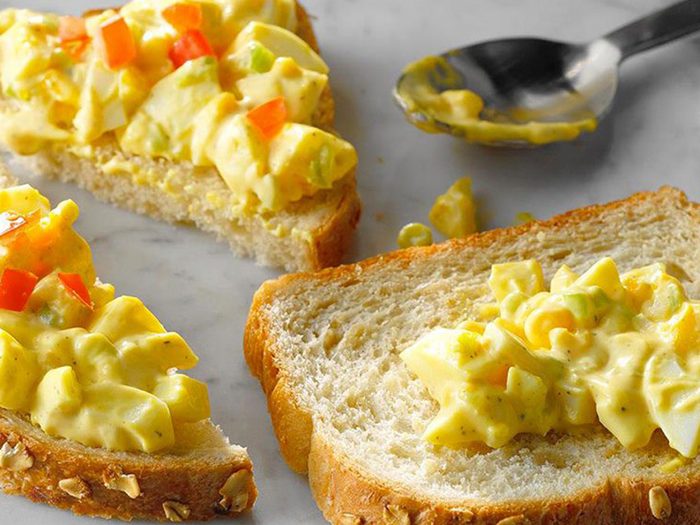 repas de noël d autrefois: des sandwichs aux œufs.