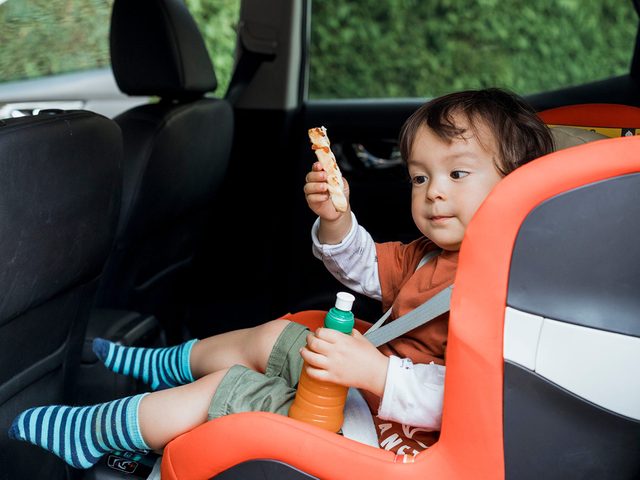 Un enfant sur un sige d'auto.