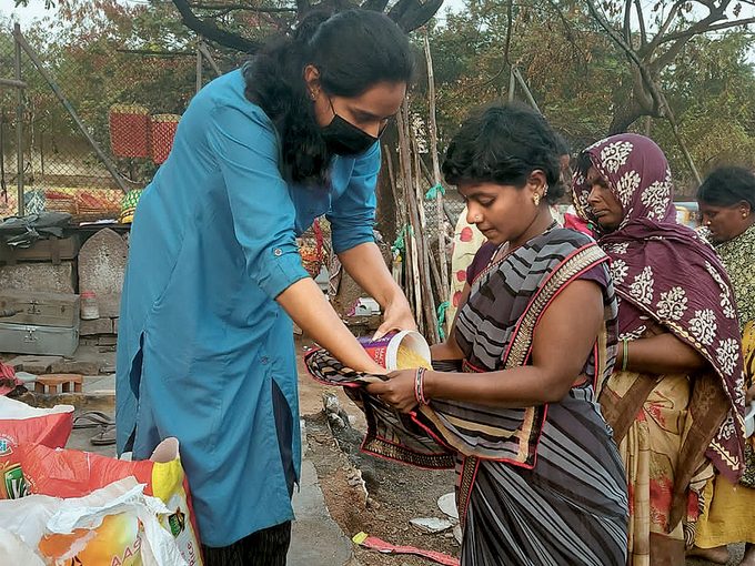 Façons de donner: Deux femmes réalisent le défi du seau de riz, Inde.