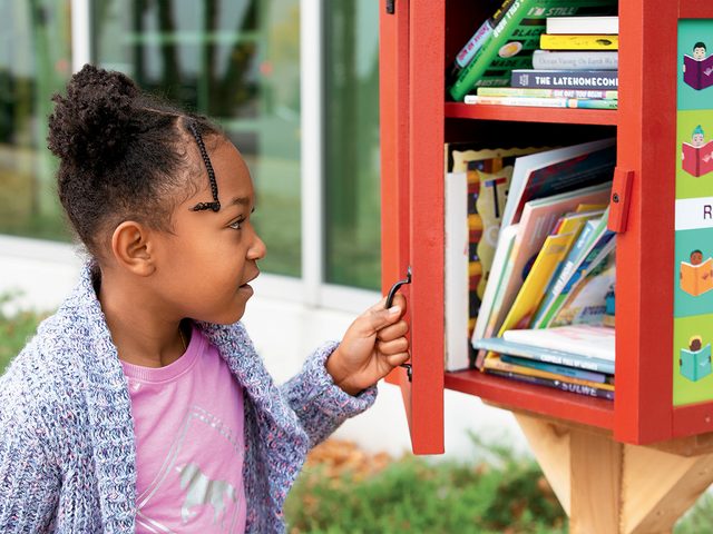 Faons de donner: un enfant devant une bibliothque gratuite.