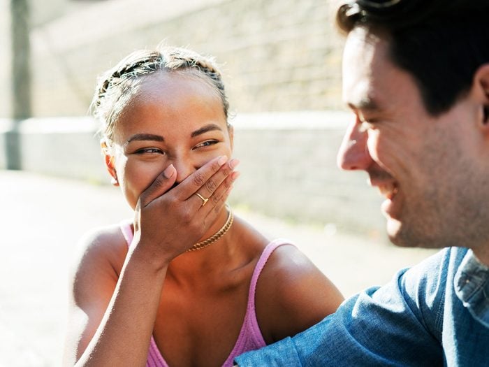 Mauvaises habitudes de conversation: une fille en train de rire avec un ami.