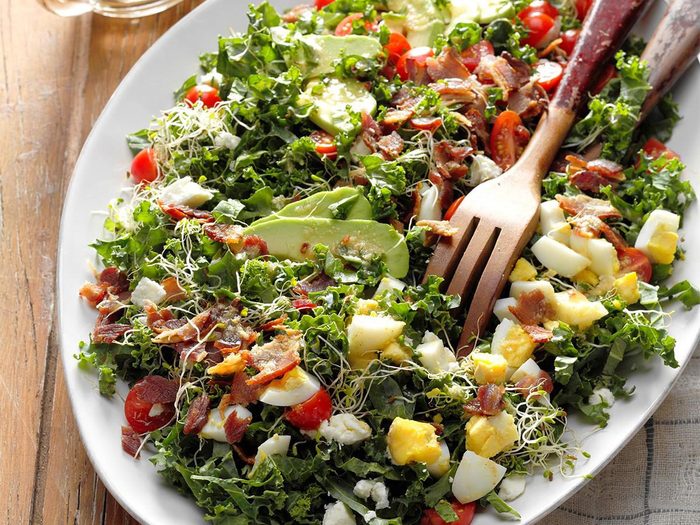 Recettes avec du kale: salade de kale et de bacon.