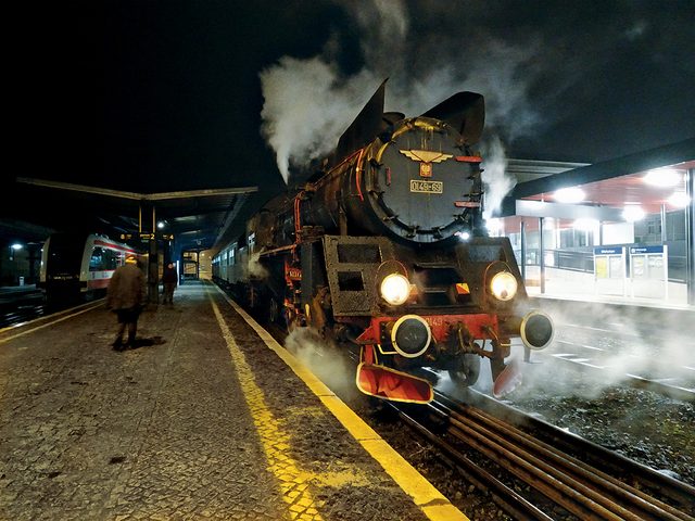 Le train  vapeur OL49-69 dans la gare de Leszno.
