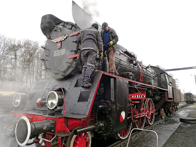 Train  vapeur: des ouvriers du chemin de fer de Wolsztyn tentent de rparer la pompe des freins dfectueuse de la locomotive  vapeur.