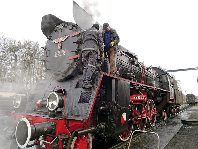 Train à vapeur: des ouvriers du chemin de fer de Wolsztyn tentent de réparer la pompe des freins défectueuse de la locomotive à vapeur.