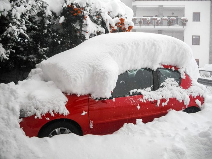 Un auto recouvert de neige.