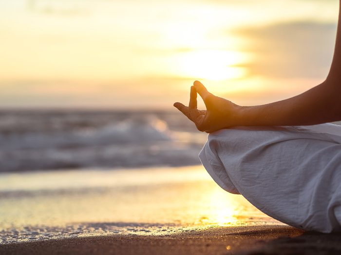 Faits sur le yoga: une personne sur le bord de la plage.